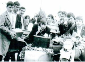 На манифестация на 24 май 1964 - представяне на радиоклуба към ТЕТ - на радиостанцията е Кирил LZ2JA